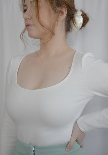 WHITE SCOOP NECK TOP