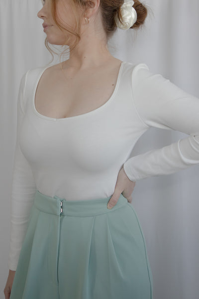 WHITE SCOOP NECK TOP